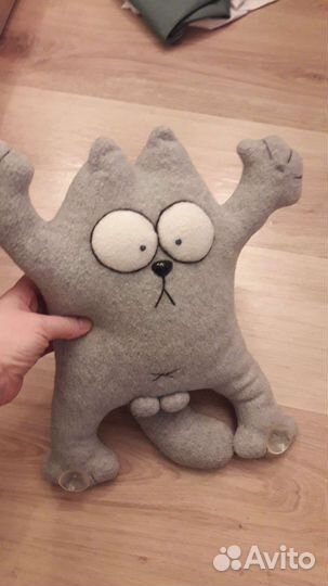 Кот подушка в машину на стекло