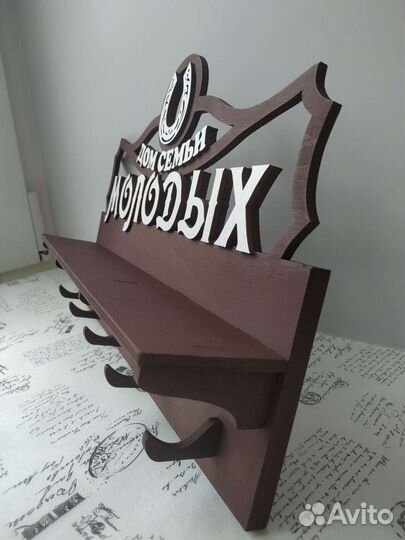 Ключница с полкой