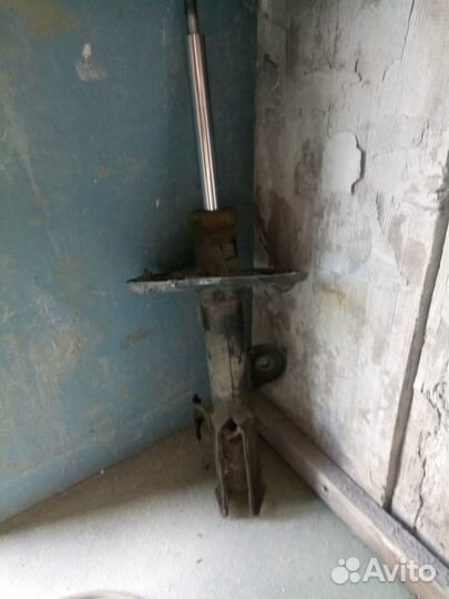 Передняя правая стойка амортизатора Toyota Rav4