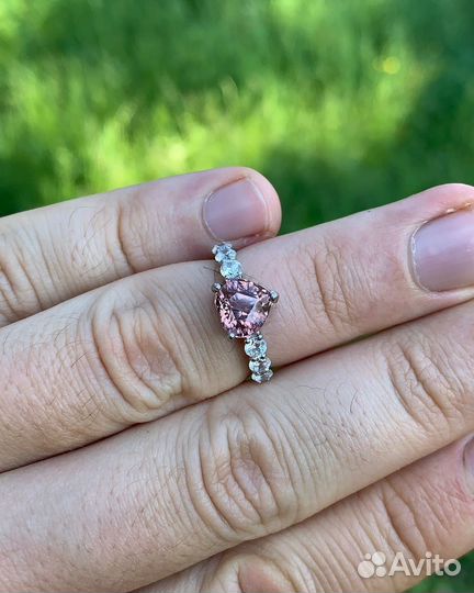 Кольцо с розовым цирконом