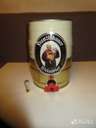 Бутылки, бочонок из-под пива, бокал для ликера