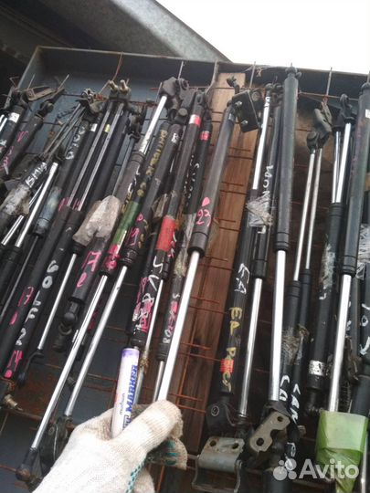 Амортизатор багажника Mitsubishi Dingo