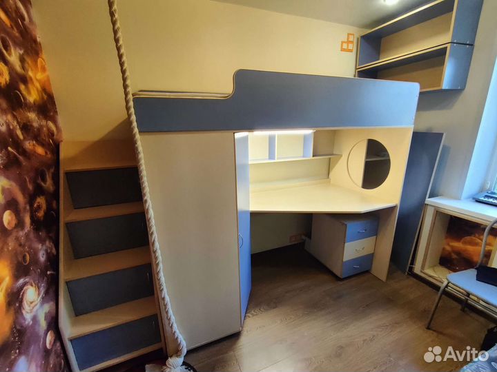 Детская кровать чердак со столом и шкафом