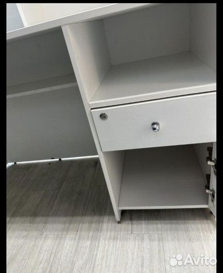 Стойка с тумбой белая