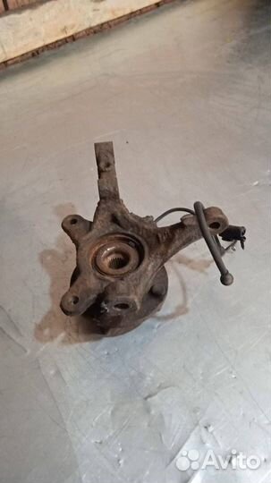 Кулак передний правый Mitsubishi Colt 6 (Z20/Z30)