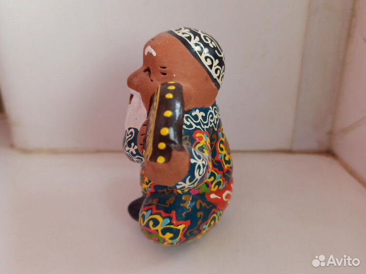 Узбек с бубном керамика