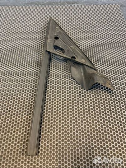 Направляющая стекла двери передняя правая Bmw 335