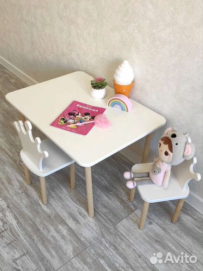 Детский стол и два стула