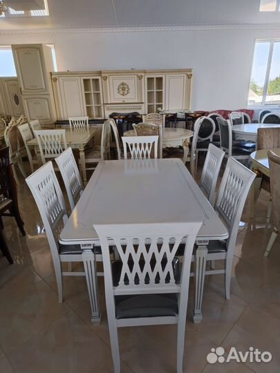 Кухонный стол и стулья