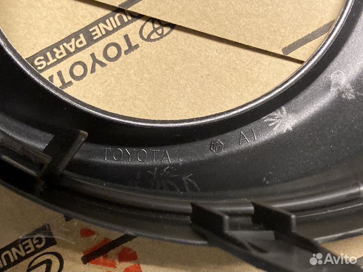 Рамка противотуманки правая Toyota Rav4 2010-2012