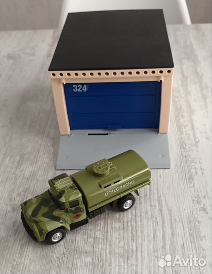 Игрушки гараж и машинка