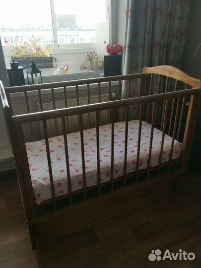 Детская кроватка с маятником