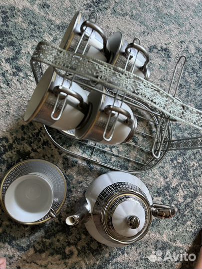 Сервиз чайный: чайник, чашки и блюдца