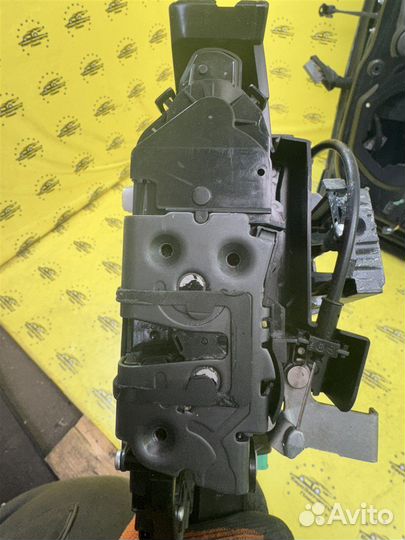Замок двери задний правый Ford Focus 2