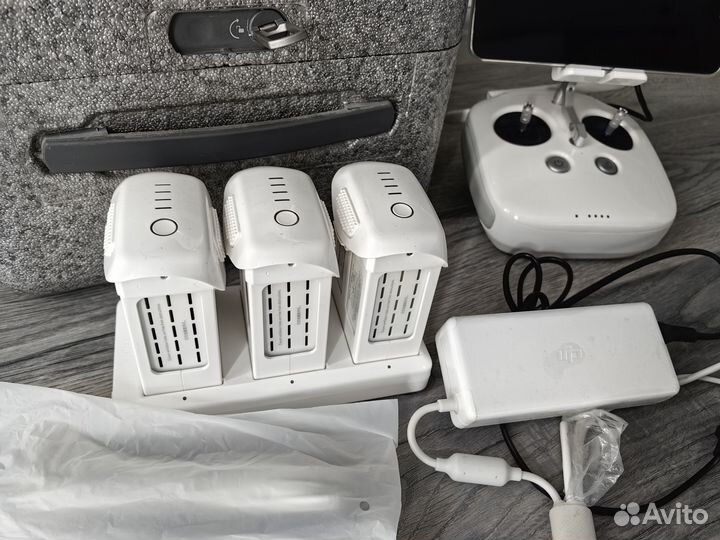 Квадрокоптер дрон DJI Phantom 4