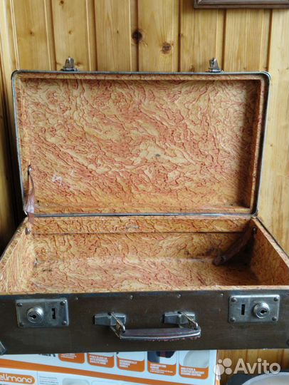 Чемодан ретро