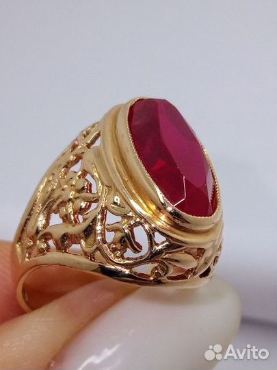 Кольцо с синтетическим камнем Золото