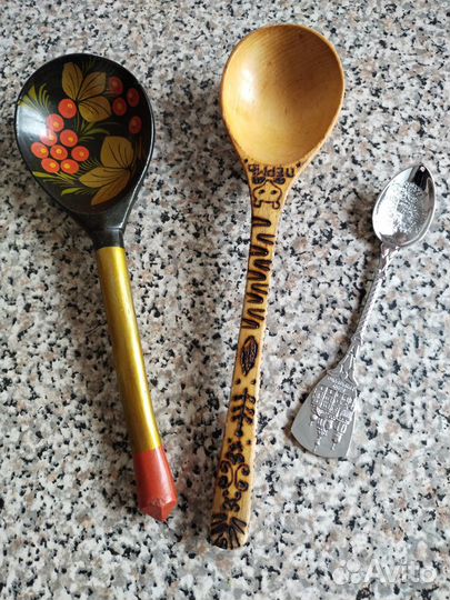 Ложки деревянные и сувенирная 