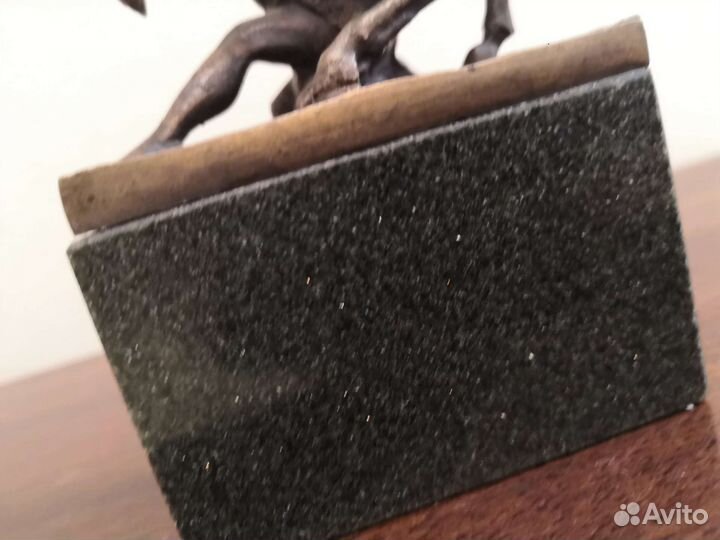 Бронзовая антикварная статуэтка