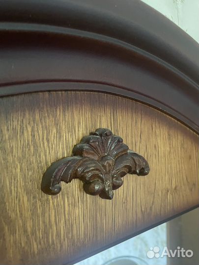 Зеркало в деревянной раме