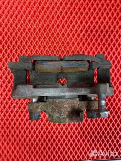 Суппорт тормозной передний левый Volvo Xc90 2 L