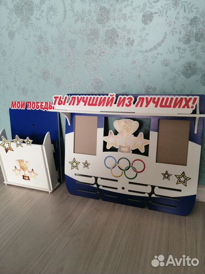 Медальница с полкой