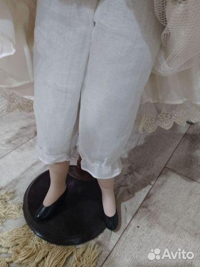 Кукла фарфоровая