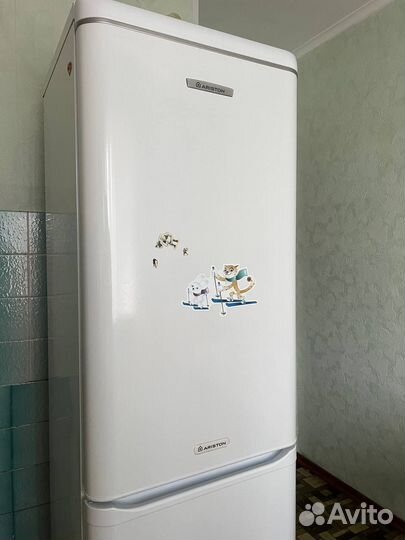 Холодильник бу Ariston