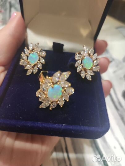 Комплект с опалами