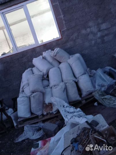 Опилки в мешках