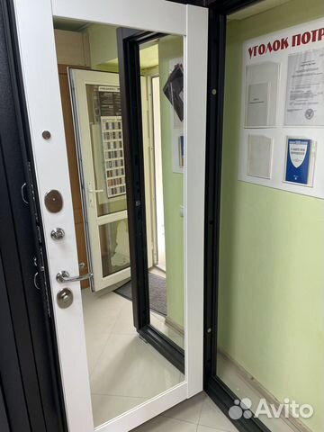 Дверь входная с зеркалом новая