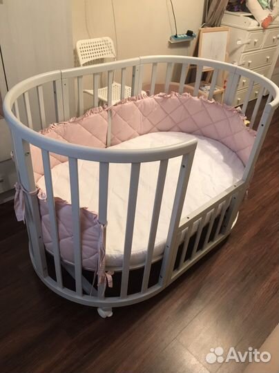 Детская кроватка с маятником и матрасом