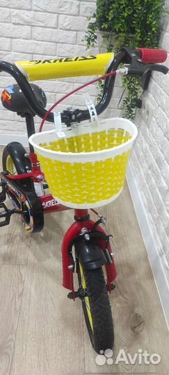 Детский велосипед с боковыми колёсами