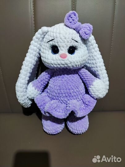 Плюшевый вязаный зайка