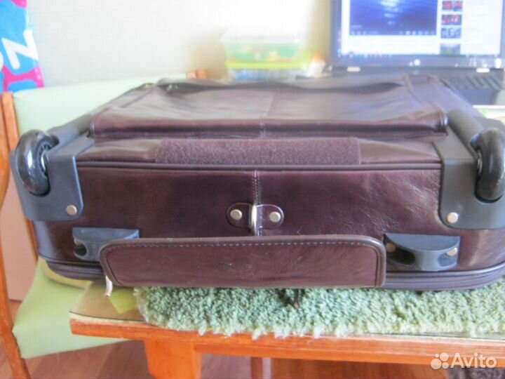 Кожаный чемодан на колесах