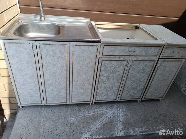 Красивая кухня с мойкой и смесителем доставка