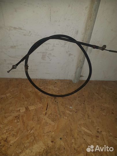 Трос ручного тормоза правый Nissan Tiida