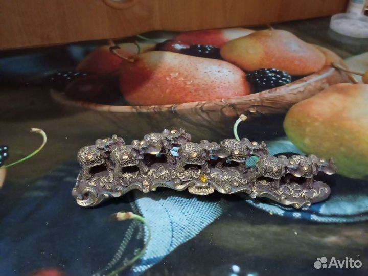 Сувенир Семь слонов на бивне со стразами из Египта