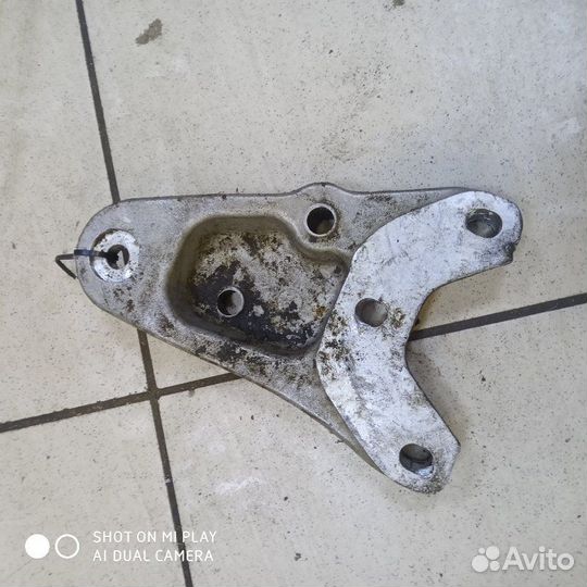 Кронштейн двигателя правый Skoda Fabia 2