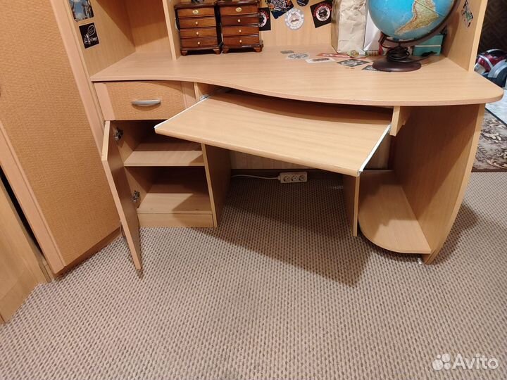 Кровать двухьярусная, стол, шкаф для одежды