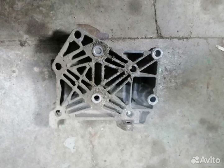 Кронштейн генератора Nissan Primera P12