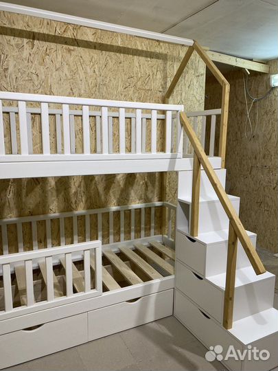 Двухъярусная кровать с лестницей комод
