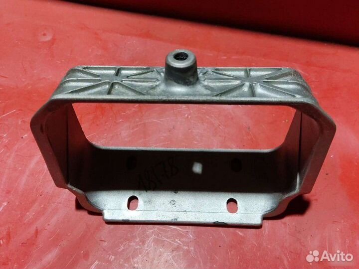 Кронштейн подлокотника Audi A8 D2 1997