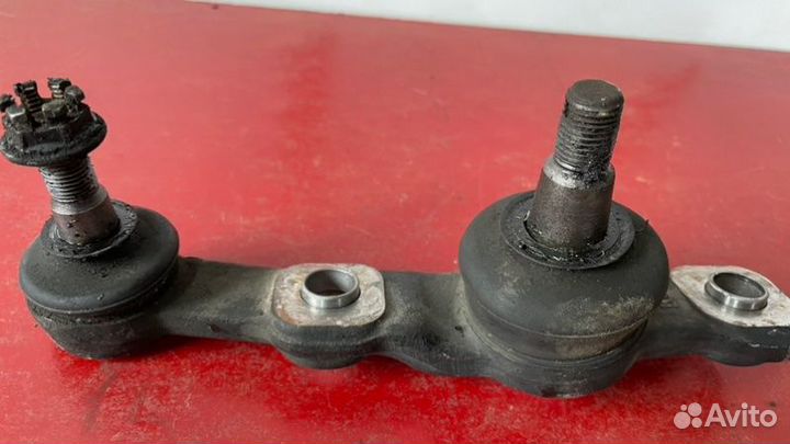 Нижние шаровые правое Toyota Mark X GRX120 4GR