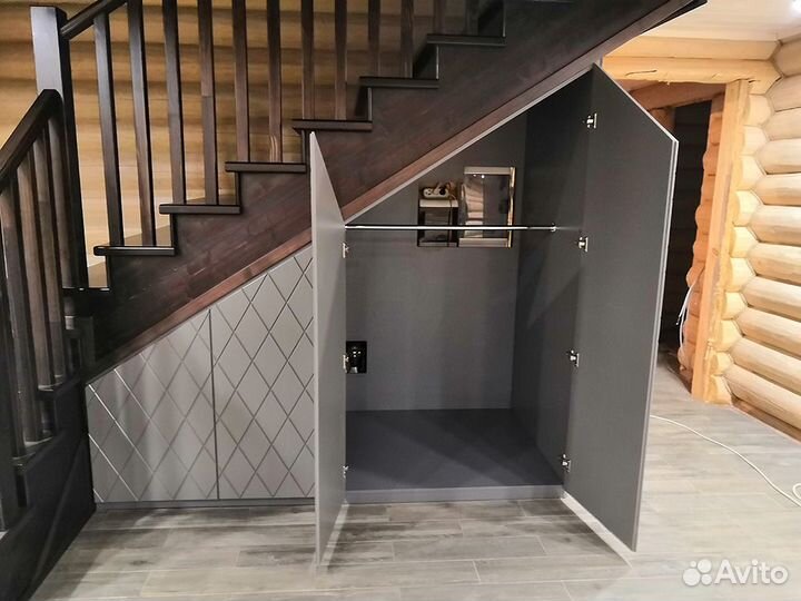 Встраеваемый шкаф под лестницу на заказ