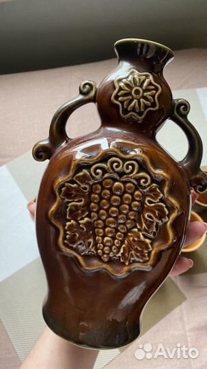 Глиняный кувшин со стаканами