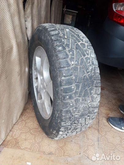 Pirelli Ice Zero 215/65 R16
