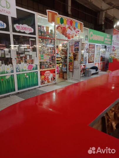Магазин кондитерских и бакалейных товаров