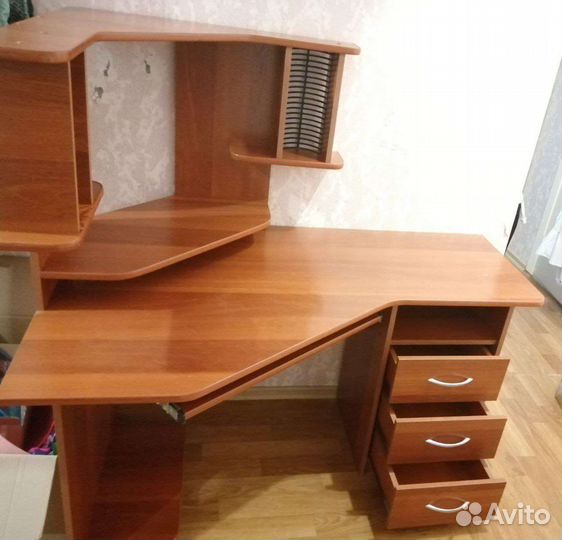 Угловой письменный стол