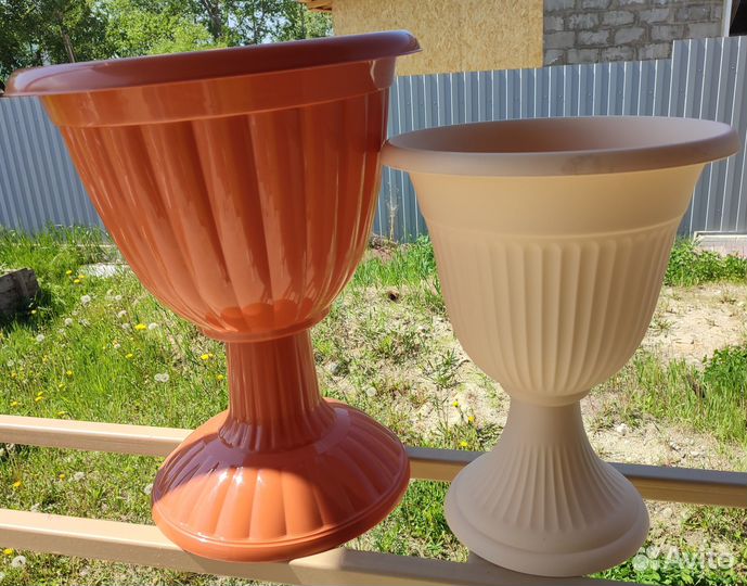 Цветочные горшки на ножке